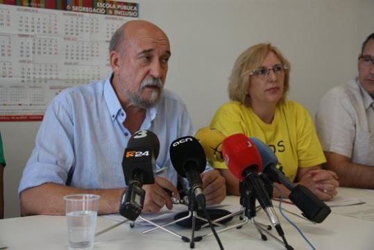 Jaume Aguilar, del Moviment de Renovació Pedagògica, i Montse Conejo, presidenta de FaPac, durant la roda de premsa del 7 de setembre. ACN