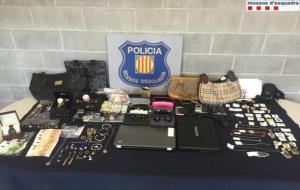 Joies, ordinadors i bosses de mà decomissades el passat 13 de juny del 2016 al grup especialitzat en robatori d'habitatges. Mossos d'Esquadra