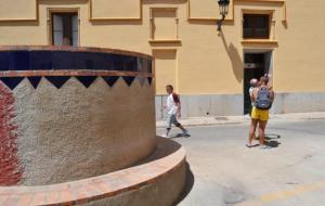 La brigada posa a punt la font de la plaça de l’Ajuntament per poder instal·lar la nova palmera. Ajuntament de Sitges