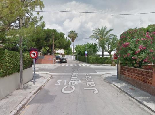 La cruïlla del C/. Ramón Muntaner amb el C/. Marcel·lina Jacas. Google Street View