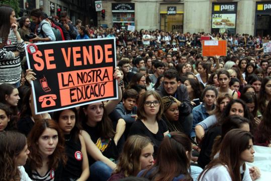 La plaça Sant Jaume plena d'estudiants de Secundària en la manifestació contra les revàlida. ACN/Elisenda Rosanas