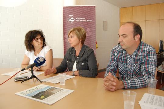 La regidora de Serveis Socials, Paqui Carrasquilla; l’alcaldessa de Sant Pere de Ribes, Abigail Garrido; i el regidor d’Urbanisme, Francisco Perona. A