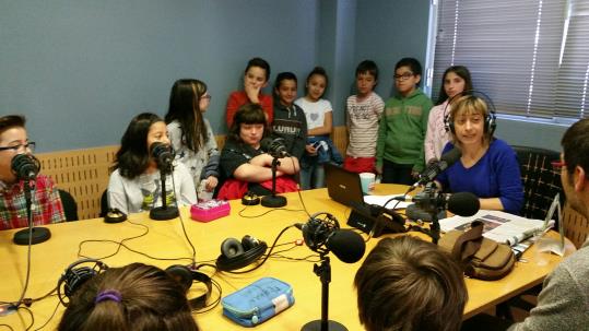 L’alumnat del programa “Emprendre a l’escola” visita la ràdio. Ajuntament de Vilafranca