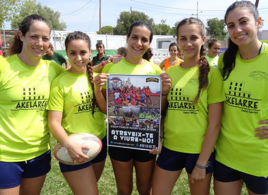 Les jugadores del RC Sitges femení amb el cartell que estan repartint. Eix