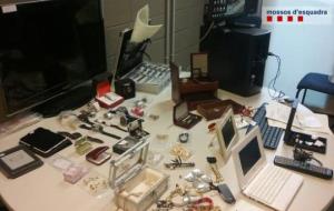Pla general d'alguns dels objectes recuperats per la policia, com ara joies i material electrònic. Mossos d'Esquadra