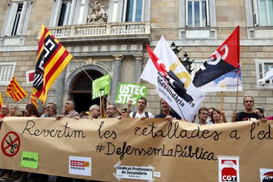 Pla general de la pancarta de la concentració amb els sindicalistes i professors aguantant-la davant del Palau de la Generalitat. ACN