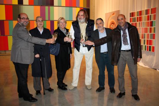Pla general de l'alcalde de Vilafranca i les autoritats municipals brindant amb Robert Gabor, director de la sala 'Museum of liberalism art'. ACN