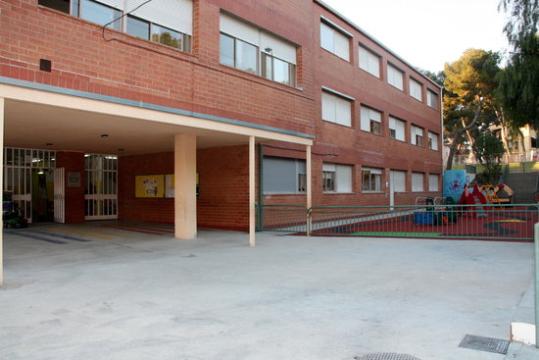 Pla general de l'entrada principal a l'escola Santa Eulàlia de les Roquetes de Sant Pere de Ribes. ACN