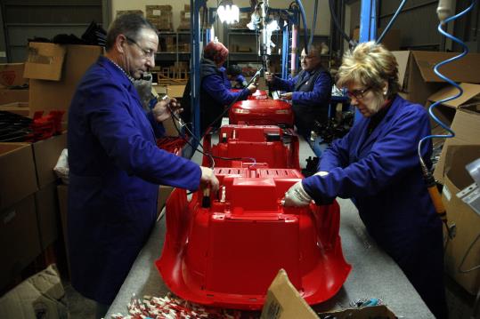 Pla general de treballadors en una fàbrica de joguines a Ibi en el procés de fabricació d'un cotxe de joguina. ACN