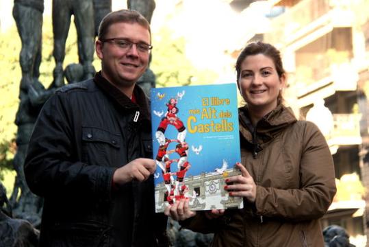 Pla mig de Francisco Montoya i Raquel Sans amb 'El llibre més alt dels castells'. ACN