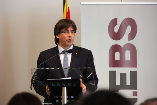 Pla mig del president de la Generalitat, Carles Puigdemont, intervenint en un acte a Vilafranca del Penedès. ACN