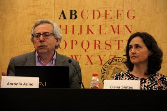 Primer pla de l'autor de l'informe Via Universitària, Antonio Ariño, amb la també autora Elena Sintes al costat. ACN