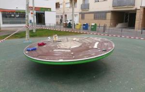 Reparació d’un joc infantil de la plaça de la Vinya d’en Petaca . Ajt Sant Pere de Ribes