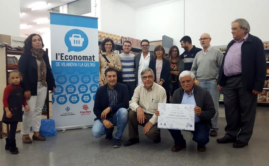 Responsables de l'Economat, Pabordes 2016 i membres de l'Escotilló amb el xec benèfic.. Eix