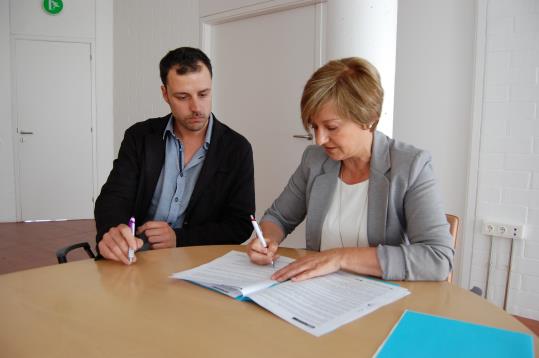 Se signen els primers convenis amb les empreses que contractaran joves en atur a Sant Pere de Ribes. Ajt Sant Pere de Ribes