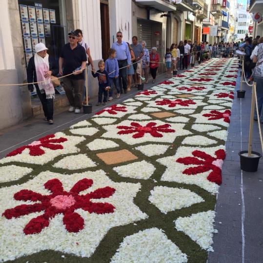Les flors omplen una trentena de catifes als carrers de Sitges