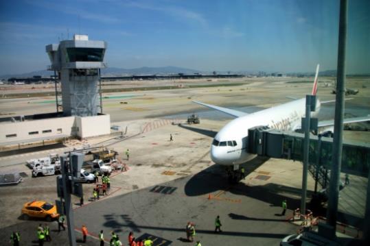 Un avió acabant d'aterrar a l'aeroport d'El Prat. ACN