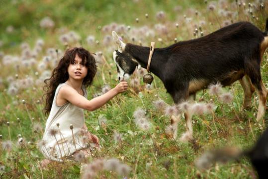 Un 'frame' del film 'Heidi', amb la protagonista acariciant una cabra. EIX