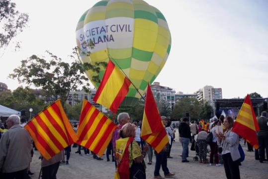 Un globus aerostàtic, amb el logo de SCC, amb assistents a l'acte 'España suena bien', portant senyeres i banderes espanyoles. ACN