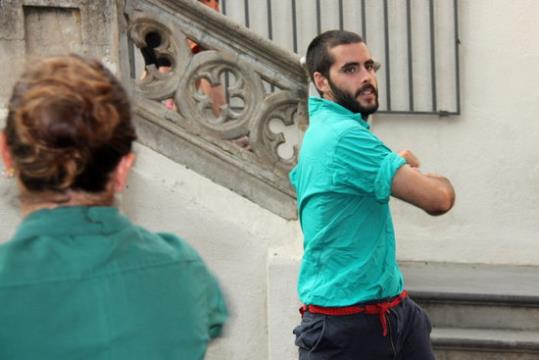 Un grup de Castellers de Vilafranca fent exercicis de preparació física abans d'un assaig. ACN