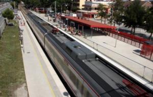 Un tren passa per l'estació de Castelldefels-Platja. ACN