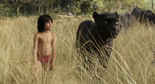 Una imatge d''El libro de la selva' amb Mowgli (Neel Sethi) i Bagheera. The Walt Disney Company 