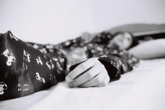 Una noia estirada sobre un llit. Luis Serrano