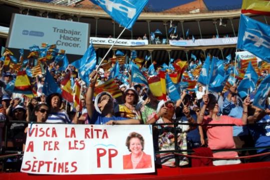 Una pancarta demana el vot per a Rita Barberá. ACN/ José Soler