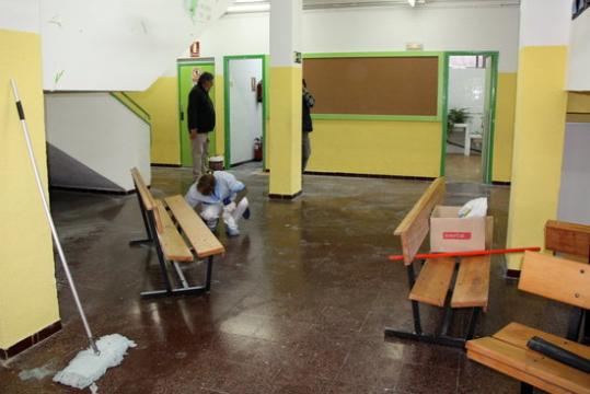 Uns vàndals entren a l'escola Santa Eulàlia de les Roquetes i provoquen diverses destrosses. ACN