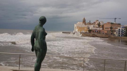 A Sitges, les onades –que a la costa central han superat els 7 metres- han provocat desperfectes a les escales de ‘La Punta’ i a les platges de la Mar