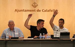 Al centre, l'alcalde de Calafell, Ramon Ferré, abstenint-se durant la votació sobre la cessió d'espais pel referèndum de l'1-O. ACN