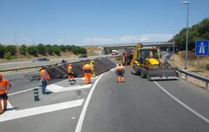 Aparatós accident d'un camió carregat de ferros a l'AP-7 a Vilafranca. Ramon Delgado