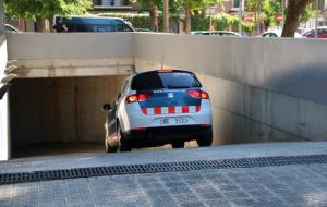 Arribada als jutjats de Vilanova i la Geltrú del vehicle dels Mossos d'Esquadra que trasllada la dona detinguda per la mort d'un guàrdia urbà. ACN