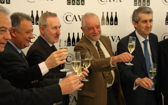 Brindis del president de la DO Cava, Pere Bonet; el director de l'Institut de la Vinya i el Vi, Salvador Puig; i el subdirector de Qualitat Diferencia