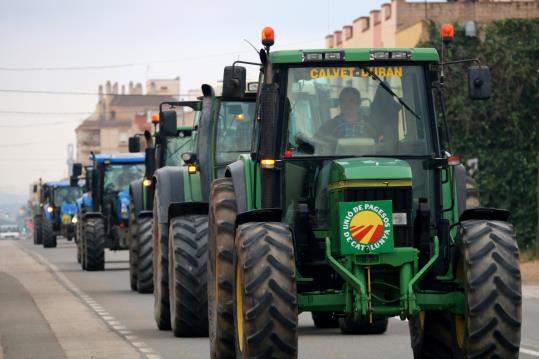 Comença la marxa que durà tractors d'arreu de Catalunya a Barcelona per reclamar 