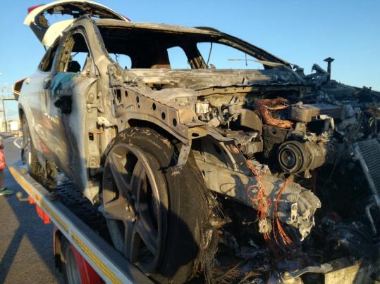Crema un vehicle a l'AP-7, a Vilafranca, a causa de la caiguda d'un llamp. EIX