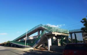 Cunit i Calafell repararan el pont de vianants sobre la via del tren situat al límit dels dos termes. Ajuntament de Cunit