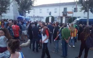 Desenes de persones es concentren davant de la caserna de la Guàrdia Civil de Vilanova per l'escorcoll a una impremta. EIX