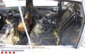 Detinguts dos joves per cremar intencionadament tres vehicles estacionats a Vilanova i la Geltrú. Mossos d'Esquadra