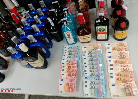 Detinguts dos lladres d’ampolles de begudes alcohòliques d’alta graduació a Vilafranca. Mossos d'Esquadra