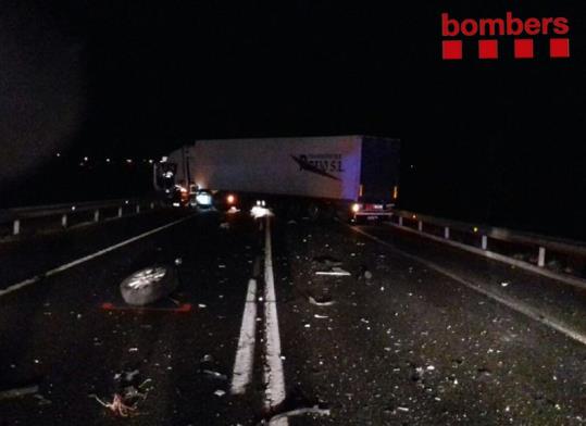 El camió tràiler accidentat i travessat a l'N-340 a Vilafranca del Penedès, el 30 de desembre del 2017. Bombers
