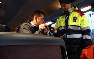 El conductor d'un dels autocars escolars que porta els alumnes de l'IES de Roquetes fent la prova d'alcoholèmia. ACN