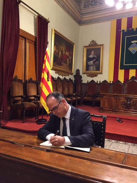 El conseller de la Presidència, Jordi Turull, signa el llibre de condolences per Pau Pérez a Vilafranca. Ajuntament de Vilafranca