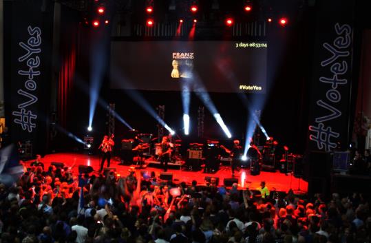 El grup escocès Franz Ferdinand durant el concert per la independència a Edimburg l'any 2014. ACN