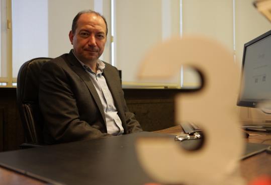 El nou director de TV3, Vicent Sanchis, darrere el logo de la televisió pública, en una entrevista amb l'ACN el març del 2017. ACN