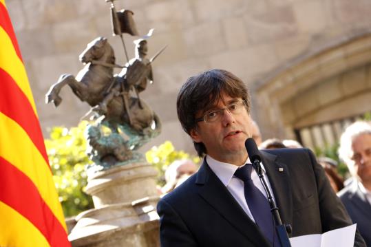 El president de la Generalitat, Carles Puigdemont, amb Sant Jordi i la Senyera al fons. ACN