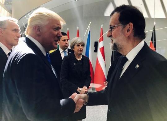 El president espanyol, Mariano Rajoy, saluda el president dels EUA, Donald Trump, a la cimera de l'OTAN el 25 de maig. Moncloa