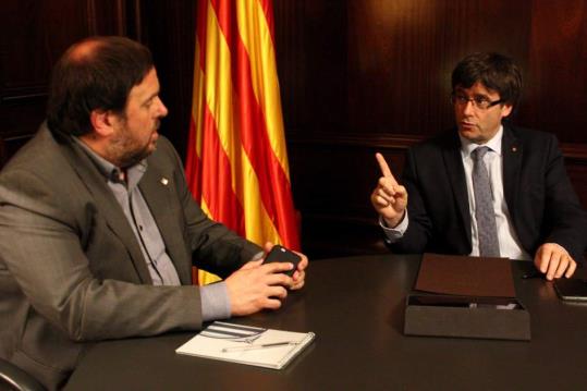 El presidente de la Generalitat, Carles Puigdemont, reunido con el vicepresidente económico, Oriol Junqueras.. ACN/ Rafa Garrido