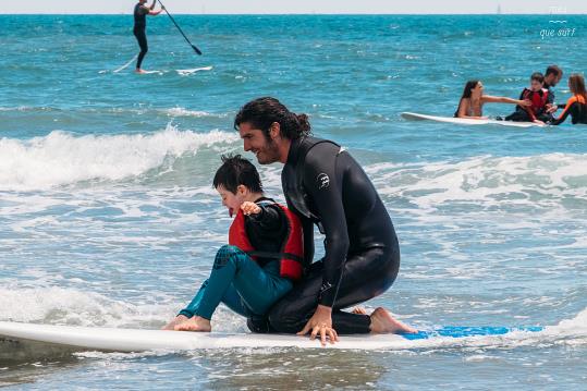 El surf com a teràpia per a nens autistes es converteix en èxit a Sitges. ACN