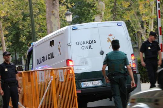 Els furgons policials que traslladen els detinguts pels atemptats de Barcelona i Cambrils a les portes de l'Audiència Nacional . ACN